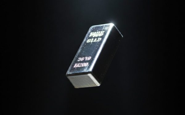 Silver ETFs Plunge as Global Prices Slide Toward 2026 Lows on Fed Rate Hike Fears