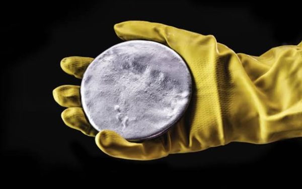Australia agrees to sell uranium to India