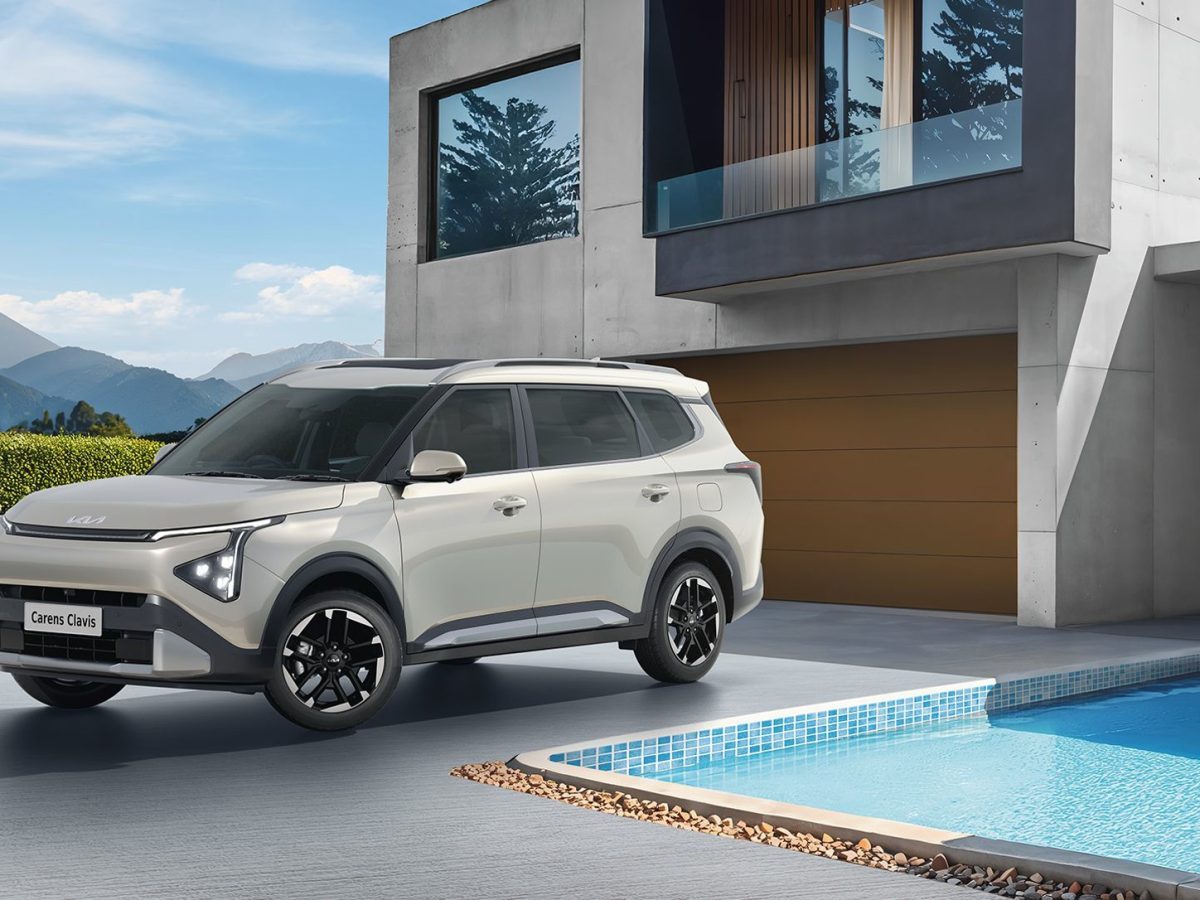 Official Kia Carens Clavis image illustrating Kia CNG hybrid bookings for the expanded MPV range